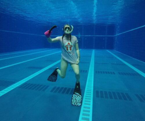 Alyssa Oates under water photo