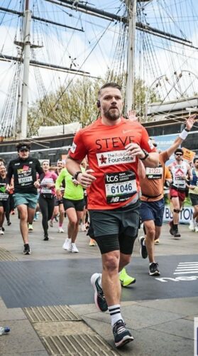 Steve Loader running past the Cutty Sark